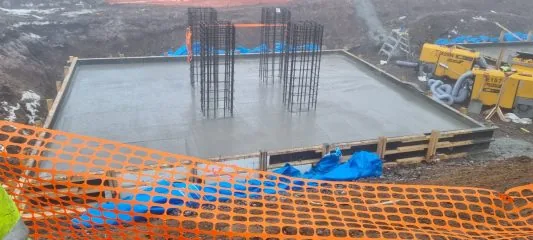 Gjuten betongplatta med pelare på byggarbetsplats i Luleå