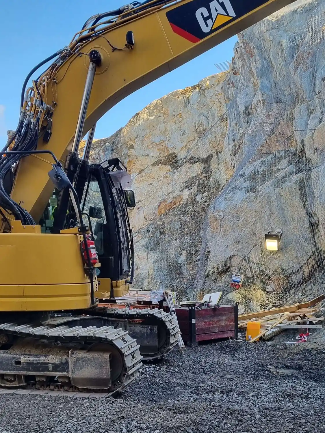 Grävmaskin vid markentreprenad i Norrbotten