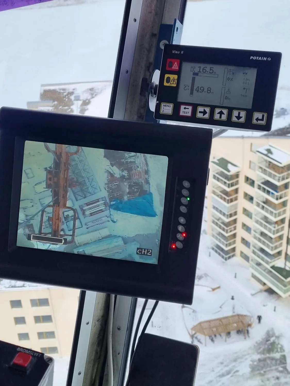 Utsikt från tornkranens hytt över byggarbetsplats i Luleå